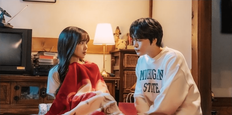 Romance Heats Up in MBN’s “Bad Memory Eraser” with Lee Kun and Joo Yeon’s First Kiss